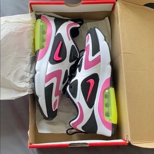 NEVER WORN Nike days Women’s air max 200